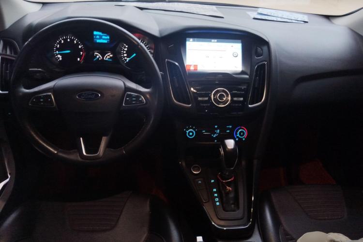 福特 福克斯 2020款 两厢经典 1.5L 自动风尚型中控内饰12
