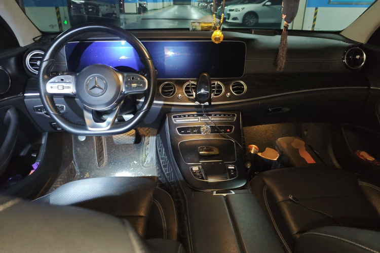 奔驰E级 2019款 E 300 L 运动豪华型中控内饰12