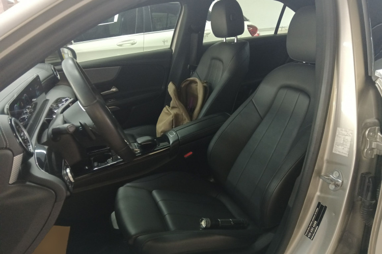 奔驰A级 2020款 改款 A 180 L 运动轿车特殊配置中控内饰19