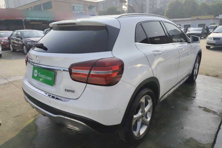 奔驰GLA 2019款 GLA 200 动感型车身外观7