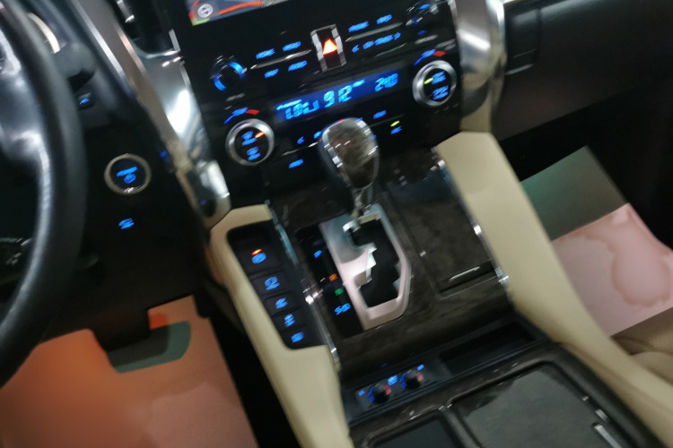 丰田 威尔法 2021款 皇冠 双擎 2.5L HV至尊版局部细节18