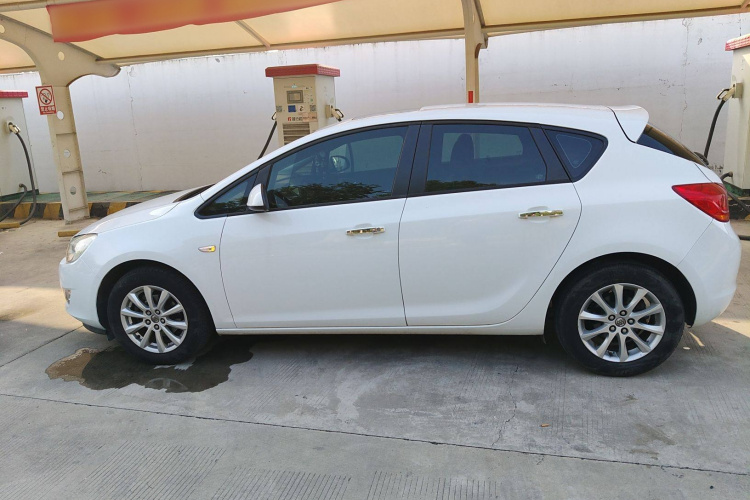 别克 英朗 2014款 XT 1.6L 自动时尚版车身外观4