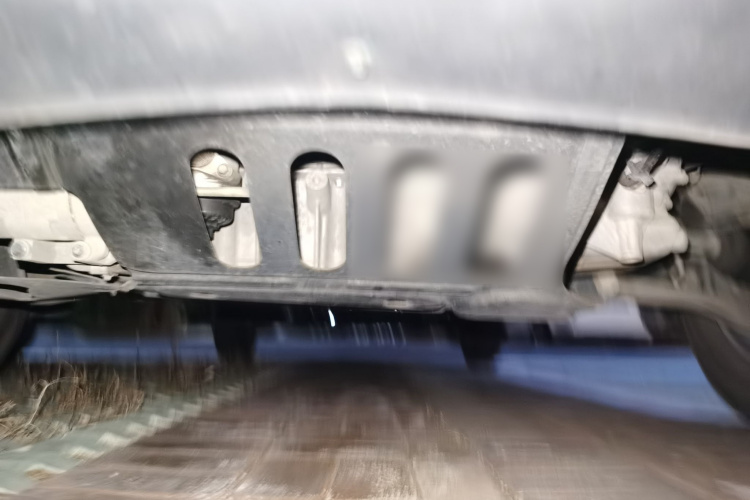 东风御风 御风 2023款 V9+ 2.0T 手动前驱多功能短轴中顶5/6座局部细节9008