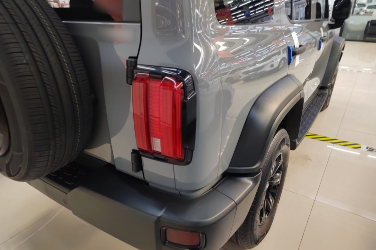 坦克300 2023款 越野版 2.0T 挑战者车身外观9