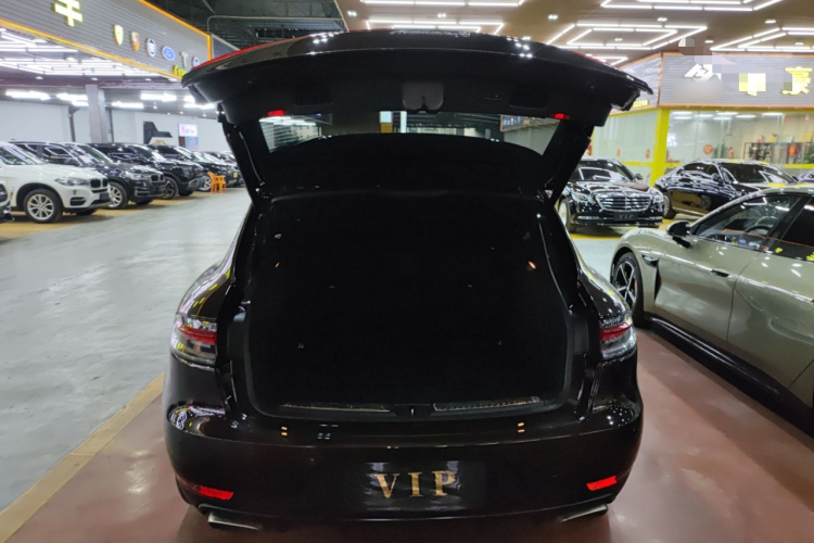 保时捷 2020款 Macan 2.0T机舱底盘23