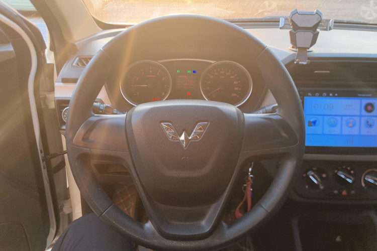 五菱汽车 五菱宏光 2019款 1.5L S标准型国VI LAR中控内饰13