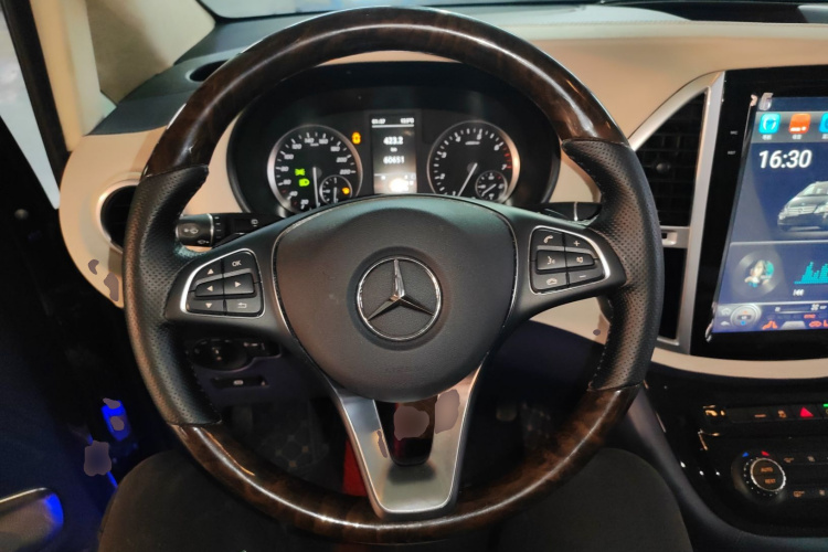 奔驰 威霆 2020款 2.0T 商务版 7座中控内饰13