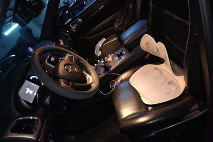 Jeep 大切诺基(进口) 2015款 3.0L 精英导航版中控内饰19