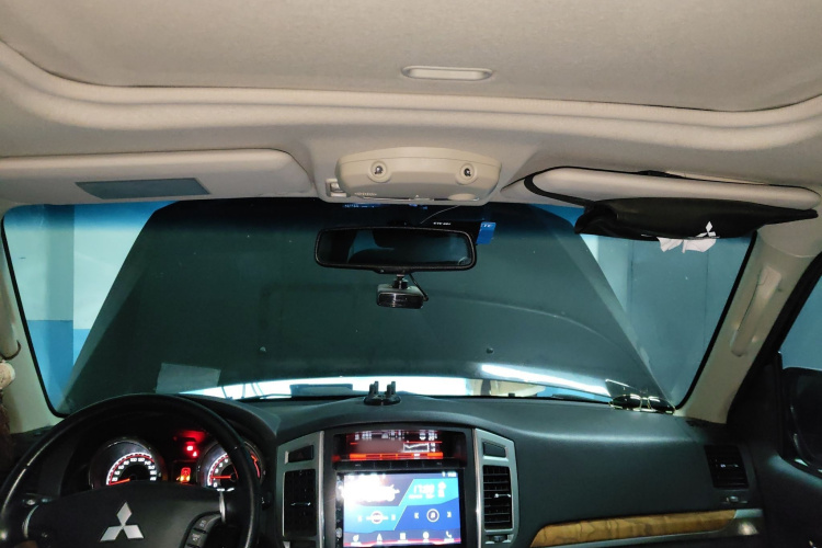 三菱 帕杰罗(进口) 2019款 3.0L 自动舒适版中控内饰22