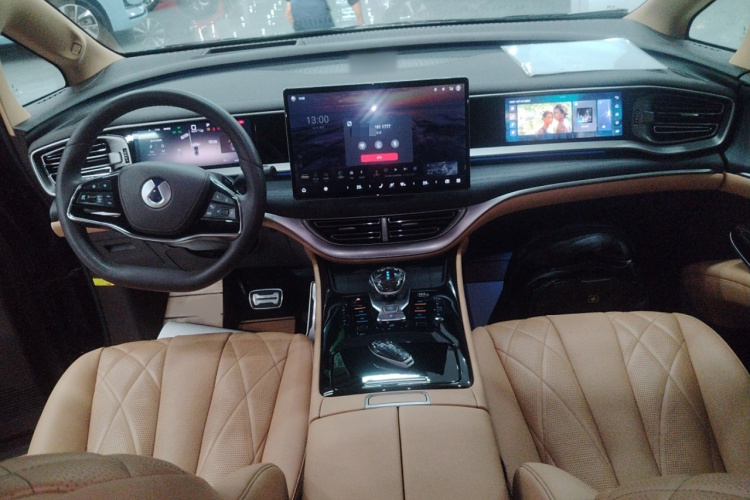 腾势D9 2025款 DM-i 智驾版 1020 四驱旗舰型中控内饰7002