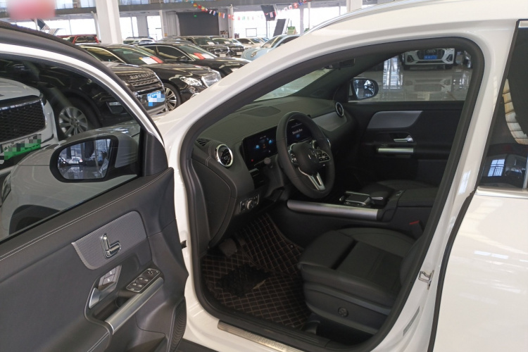 奔驰GLA 2023款 GLA 200中控内饰20