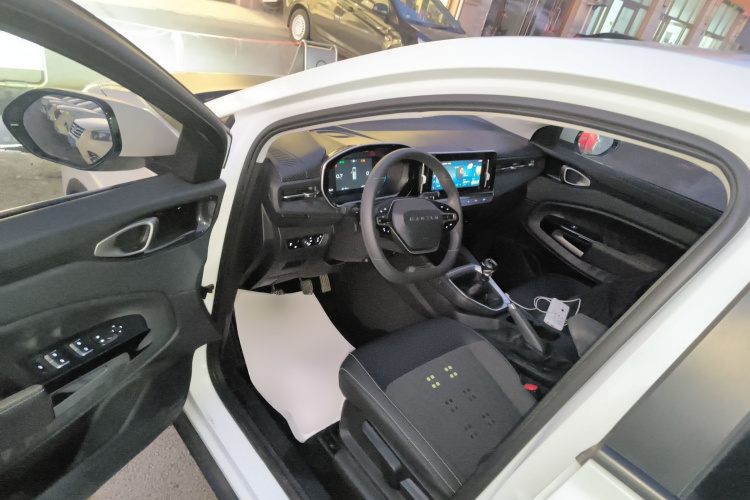 宝骏RM-5 2019款 1.5T 手动24小时在线精英型 5座中控内饰20