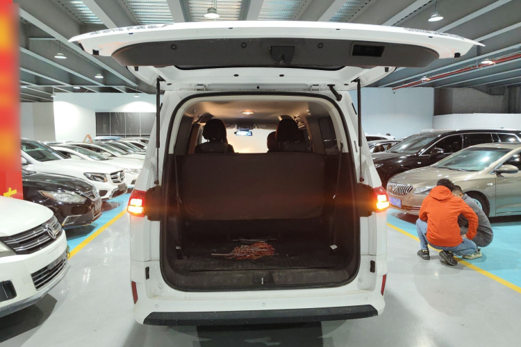 BAW北汽制造 锐胜王牌M7 2023款 2.0L 自动长轴创享型 7座机舱底盘23