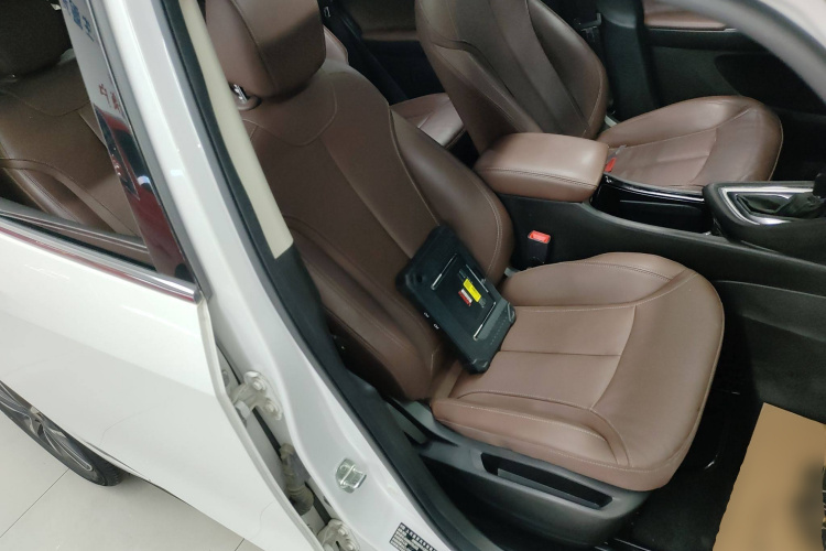 别克GL6 2018款 18T 6座尊贵型中控内饰41