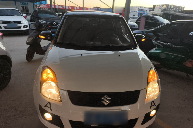 铃木 雨燕 2013款 1.5L 自动标准版车身外观2