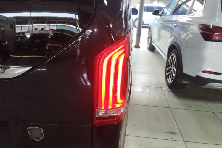 奔驰V级 2018款 V 260 L 尊贵加长版 国VI车身外观6001