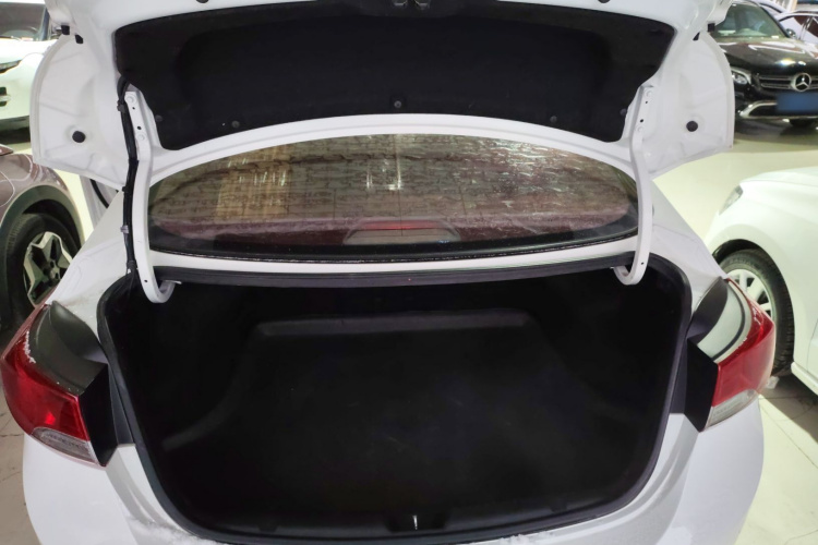 现代 朗动 2015款 1.6L 自动时尚型机舱底盘23