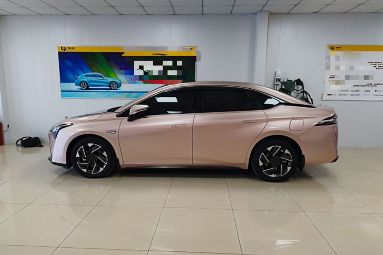 埃安 AION S Plus 2021款 70 智领版车身外观4