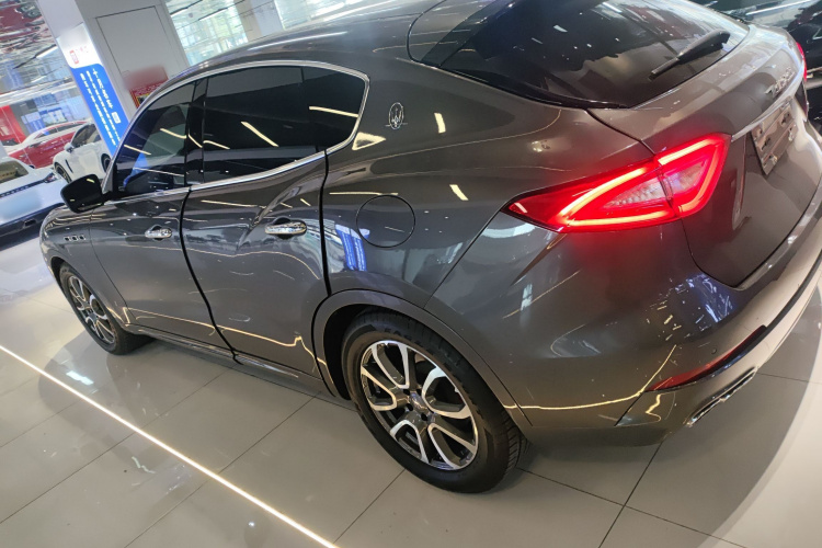 玛莎拉蒂 Levante 2016款 3.0T 标准型车身外观4