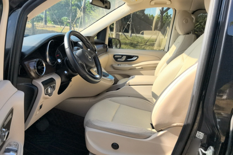 奔驰V级 2020款 V 260 领航版中控内饰7006