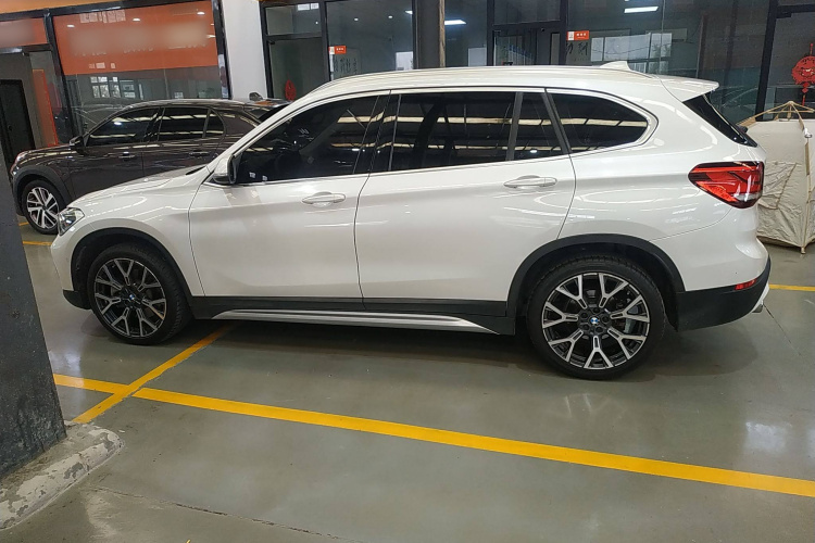 宝马X1 2020款 xDrive25Li 尊享型车身外观4