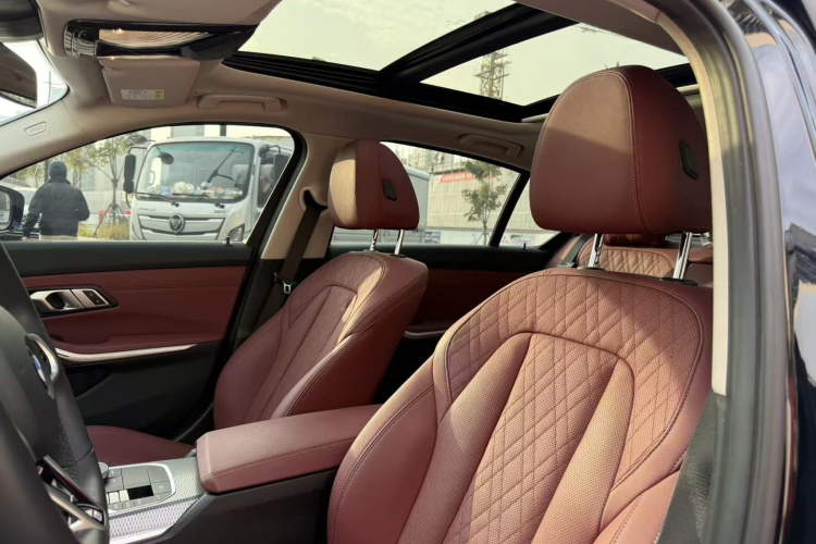 宝马3系 2025款 330Li M运动曜夜套装中控内饰7011