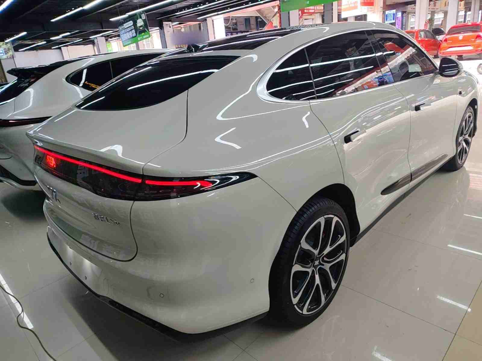 车辆右后45度外观展示