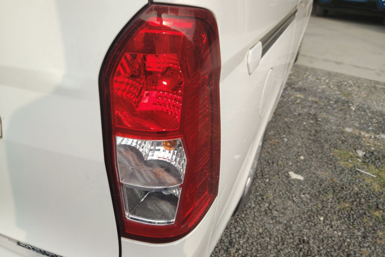 五菱汽车 五菱荣光V 2018款 1.5L标准型车身外观9