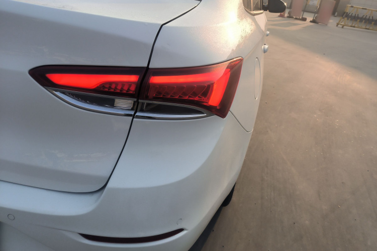 别克 英朗 2021款 改款 典范 1.5L 自动精英型车身外观9