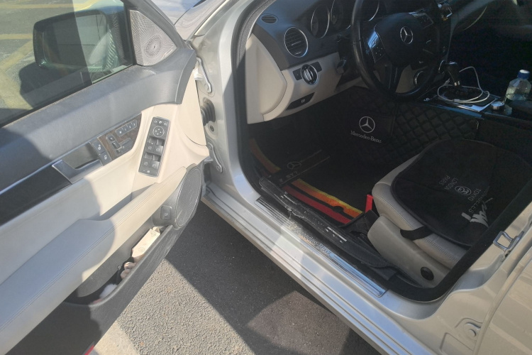 奔驰C级 2011款 C 200 CGI 时尚型中控内饰20