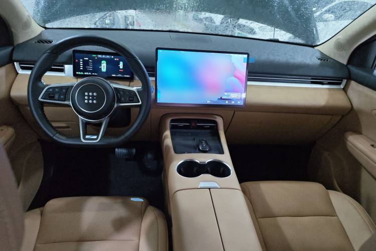 蓝电E5 PLUS 2025款 120km 标准旅行定制版 7座中控内饰12