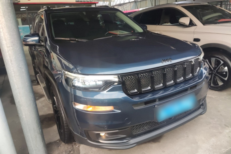 Jeep 大指挥官 2020款 2.0T 四驱夜鹰版车身外观3