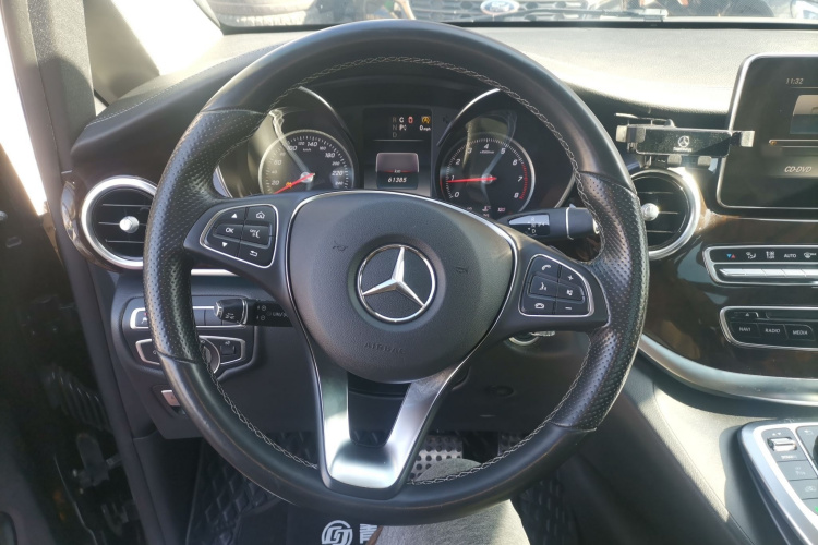 奔驰V级 2017款 V 260 L 尊贵加长版局部细节13