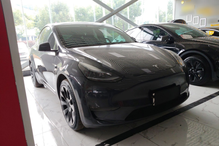 特斯拉 Model Y 2024款 长续航全轮驱动版车身外观3
