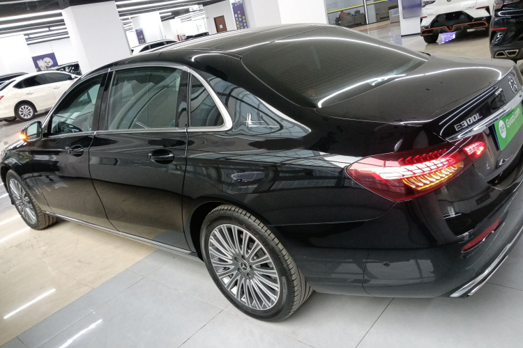 奔驰E级 2022款 改款 E 300 L 豪华型车身外观4
