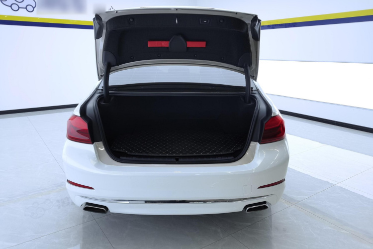 宝马5系新能源 2020款 里程升级版 530Le 豪华套装机舱底盘23