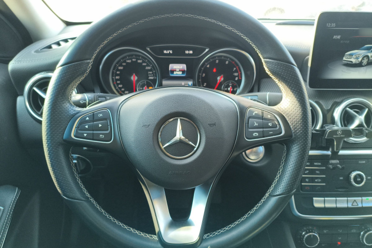 奔驰GLA 2018款 GLA 200 时尚型中控内饰13