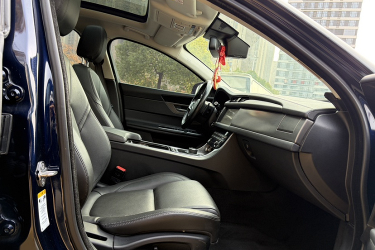 捷豹XFL 2020款 XFL 2.0T P200 两驱赛旗版局部细节41