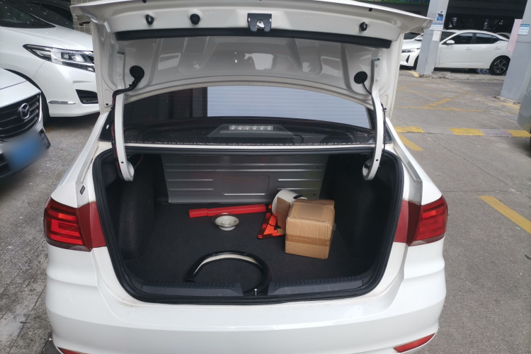 大众 桑塔纳 2021款 1.5L 自动风尚版机舱底盘23