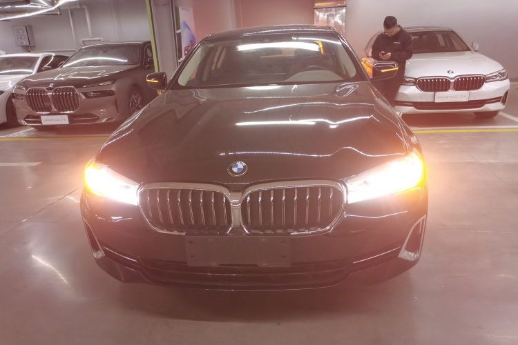 宝马5系 2022款 改款二 525Li 豪华套装车身外观2