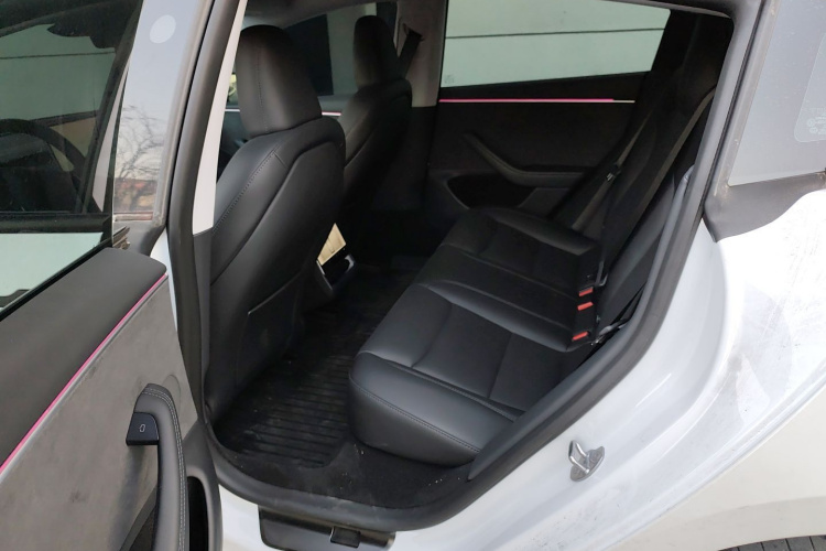 特斯拉 Model 3 2023款 长续航全轮驱动版中控内饰21