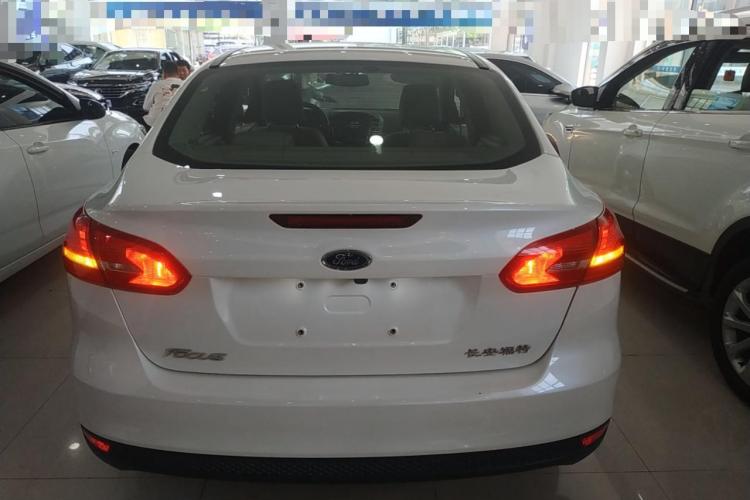 福特 福克斯 2017款 三厢 1.6L 自动舒适型智行版车身外观6