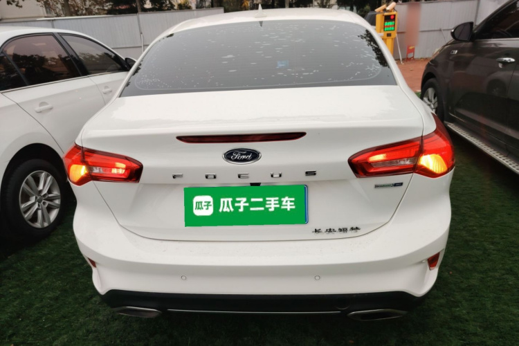 福特 福克斯 2021款 三厢 EcoBoost 180 自动锋潮型车身外观6