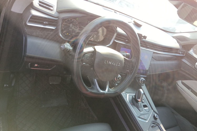 领克05 2022款 2.0TD 两驱耀Halo中控内饰12