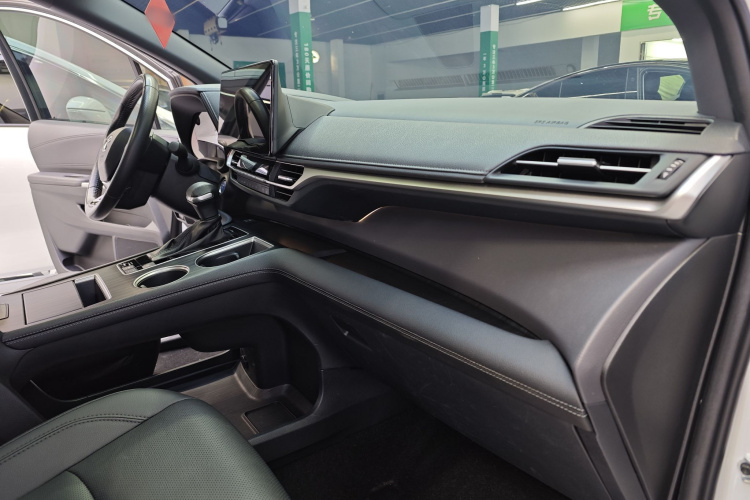 丰田 赛那SIENNA 2023款 2.5L混动 尊贵版中控内饰7005
