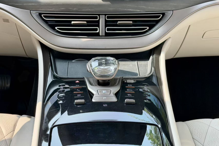 腾势D9 2022款 DM-i 970 四驱尊荣型中控内饰7008