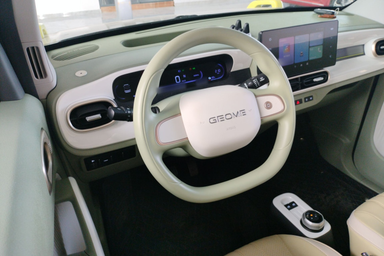 吉利银河 2025款 210km 熊猫骑士中控内饰13