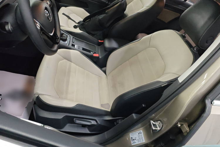 大众 高尔夫 2017款 230TSI 自动豪华百万辆纪念版局部细节19