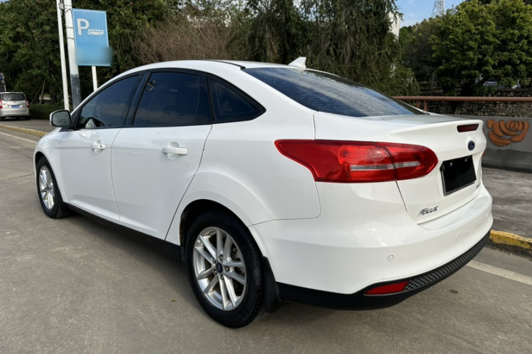 福特 福克斯 2017款 三厢 1.6L 自动风尚型智行版车身外观6004