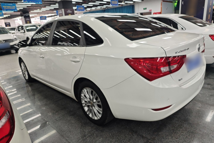 别克 英朗 2015款 15N 自动精英型车身外观4